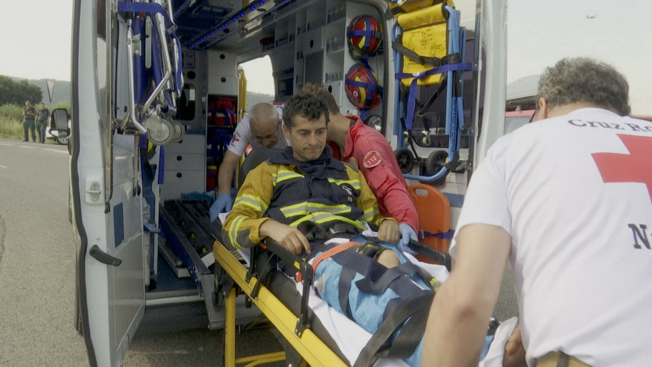 El bombero herido. Imagen obtenida de un vídeo de Europa Press.El bombero herido.