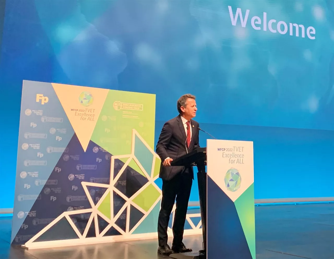 Consejero de Educación Jokin Bildarratz, hoy, en el Kursaal. Imagen extraída de un vídeo de EITB.