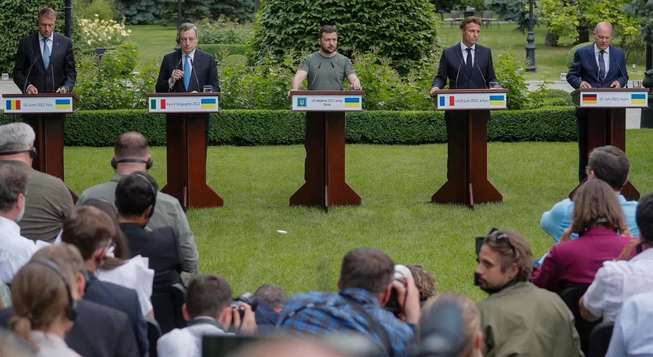Klaus Iohannis, Mario Draghi, Volodimir Zelenski, Emmanuel Macron eta Mario Draghi Kieven. EFE