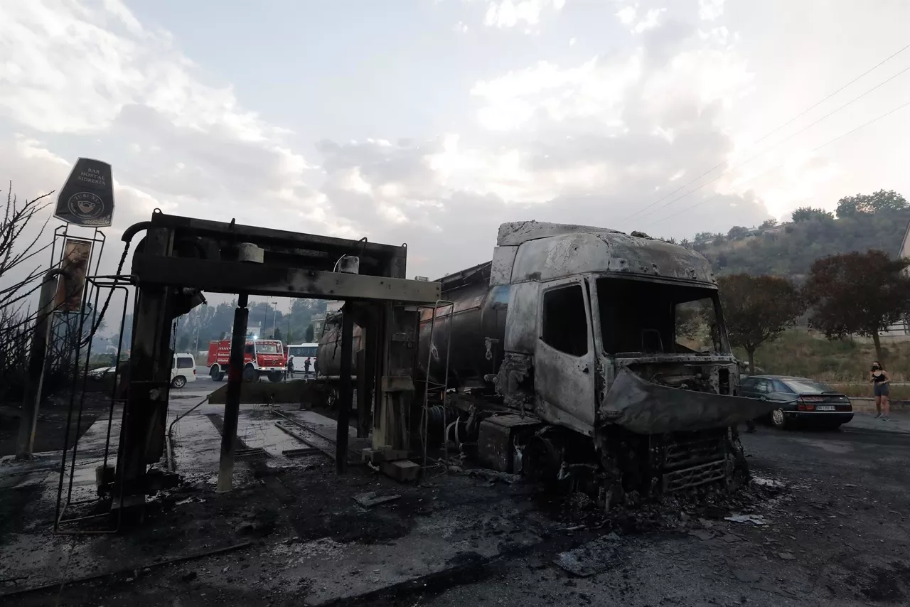 Las llamas del incendio de Legarda arrasan con un camión en Puente la Reina. Foto: EFE.
