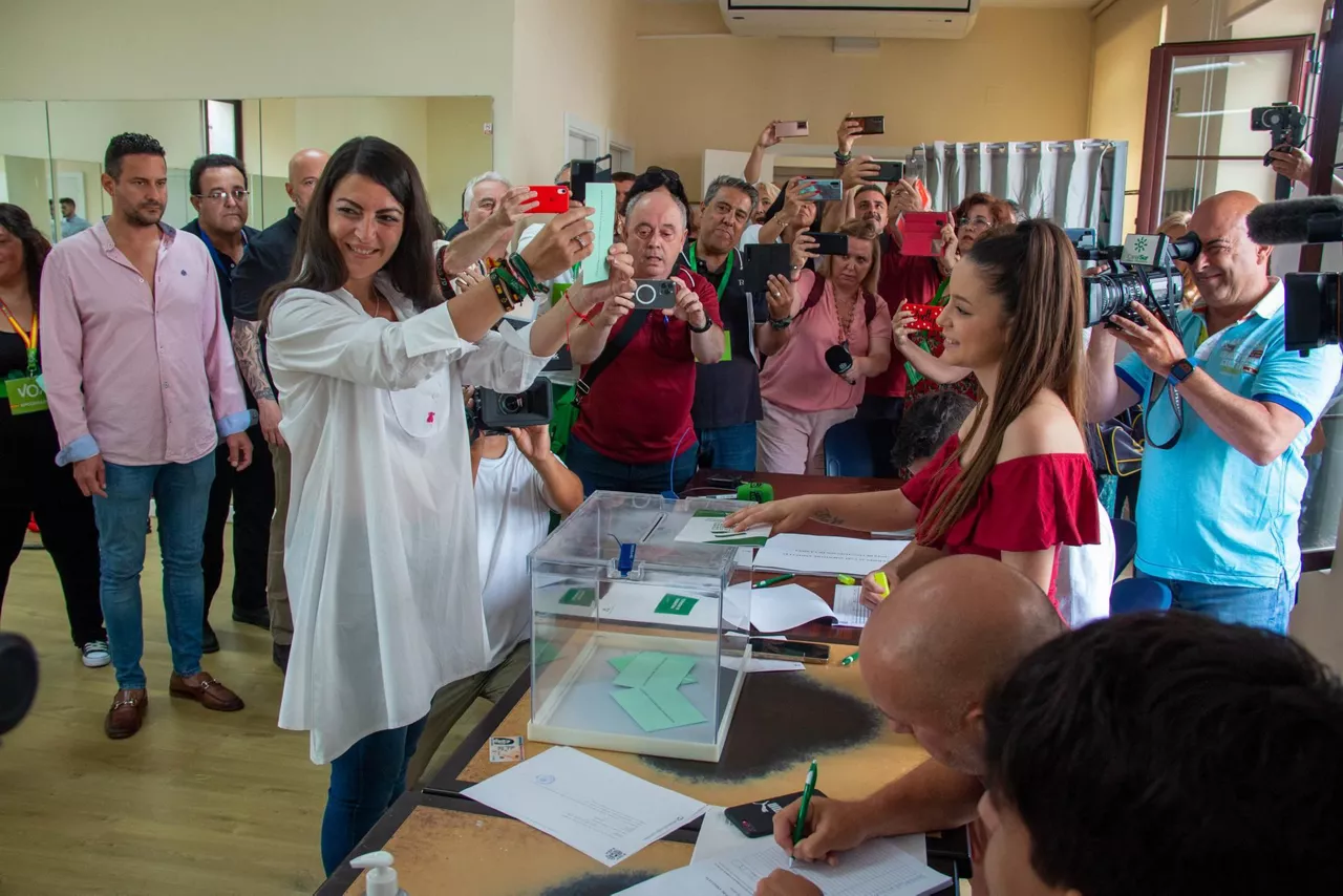 Macarena Olonak, Vox taldeko hautagaiak, Salobreñan (Granada) eman du boza. Argazkia: EFE