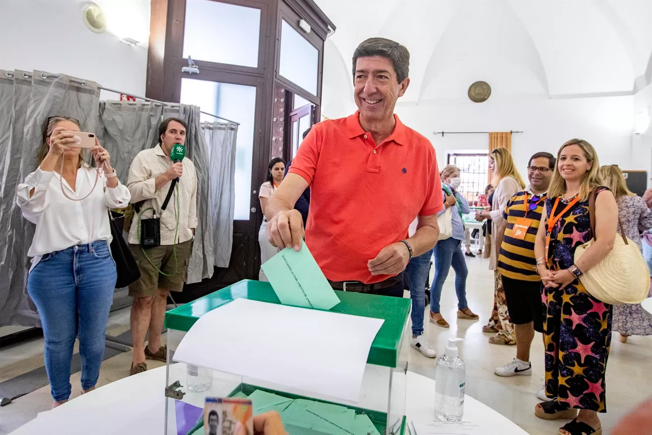 Juan Marin, Ciudadanos alderdiko hautagaia, Sanlucar de Barramedan (Kadiz) bozkatzen. Argazkia: EFE