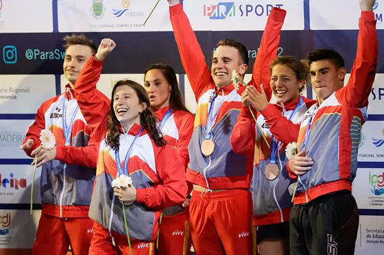 Llopis y Zudaire ospatzen taldearekin batera. Argazkia: CPE.