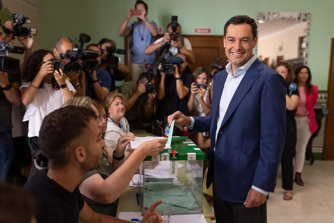 Juanma Moreno, Juntako presidentea eta berrautaketarako PPren hautagaia, Malagako hautesleku batean botoa ematen. Argazkia: EFE