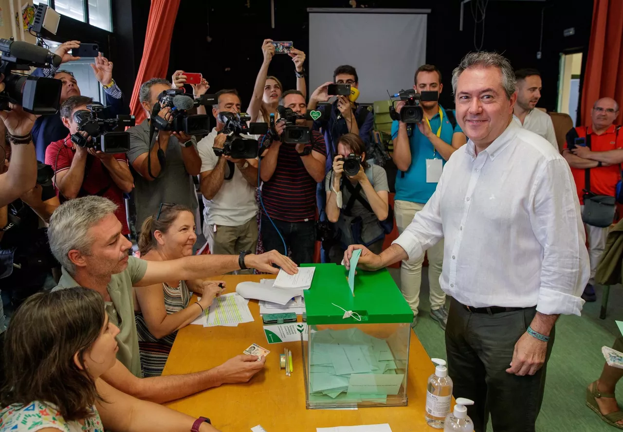 Juan Espadas PSOEko hautagaiak Sevillan bozkatu du. Argazkia: EFE