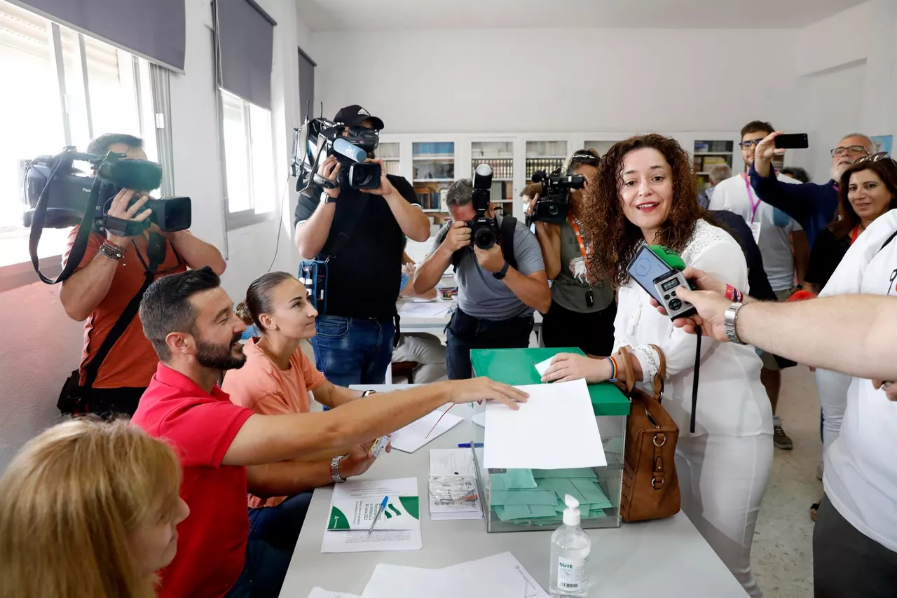 Inmaculada Nieto, Por Andalucía koalizioko hautagaia, Algecirasen (Cadiz) bozkatzen. Argazkia: EFE