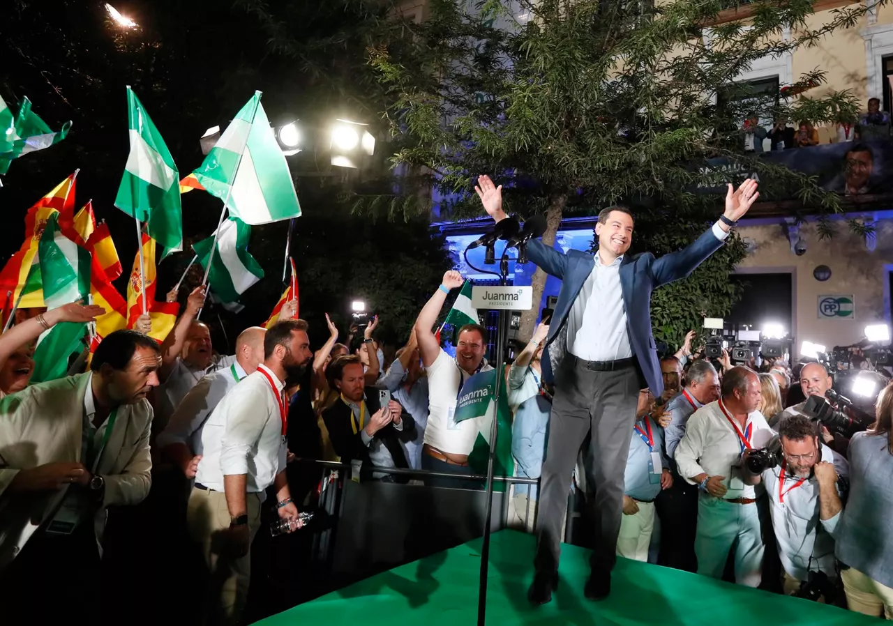 Juanma Moreno, celebrando el triunfo del PP. Foto: EFE.
