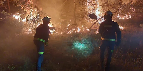 Bomberos de Álava, realizando labores de extinción en Navarra. 