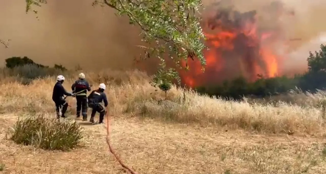 Bomberos de Álava, realizando labores de extinción en Navarra.