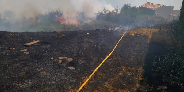 Sua zenbait herritako ateetaraino iritsi da. 