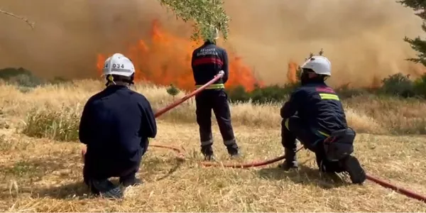 Bomberos de Álava, realizando labores de extinción en Navarra. 