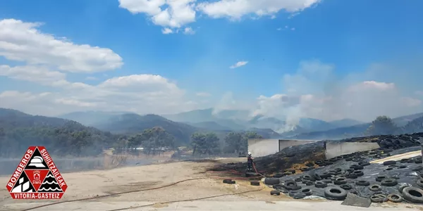 Sofocando un incendio en una vertedero de neumáticos. Foto: Bomberos de Vitoria-Gasteiz 