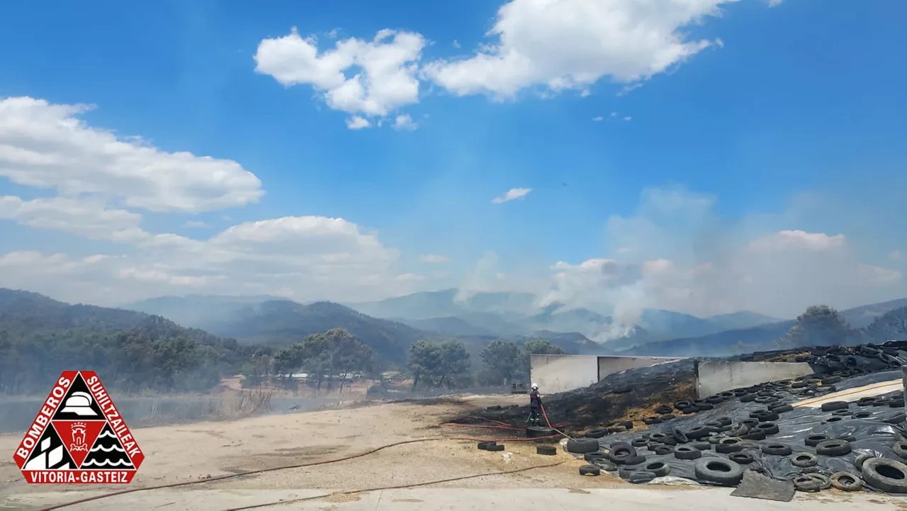 Gurpil zabortegi batean piztutako sua itzalzen. Irudia: Gasteizko Suhiltzaileak. 