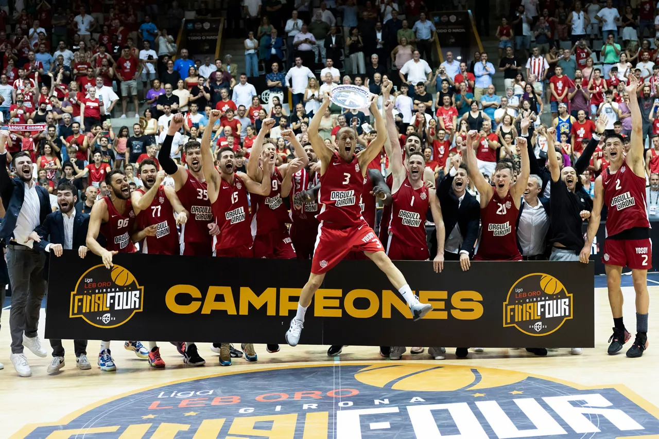 Gironako jokalariak igoera ospatzen