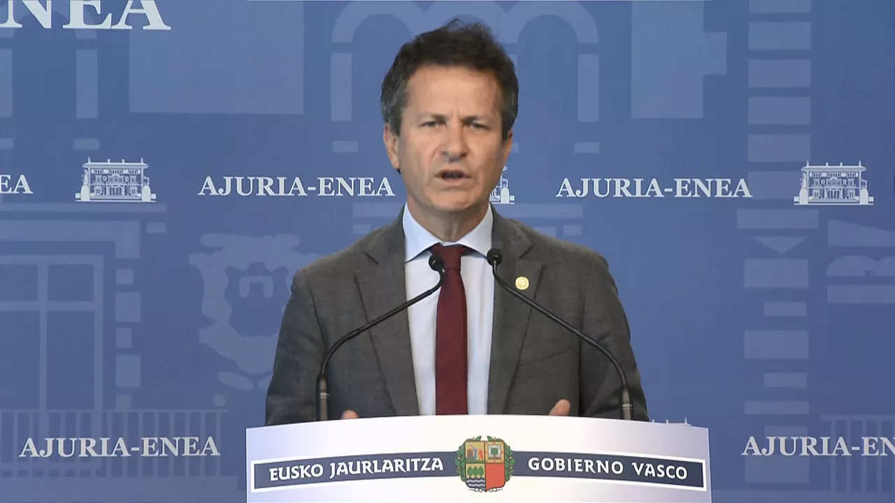 El consejero de Educación, Jokin Bildarratz, durante la comparecencia tras el consejo de gobierno.
