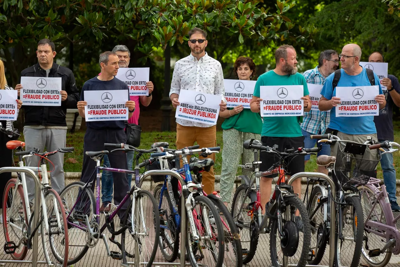 Una concentración de los operarios de Mercedes Benz Vitoria. Foto: EFE
