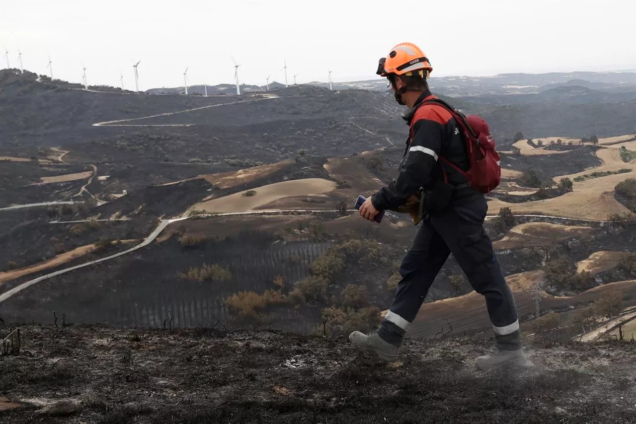 Un bombero en una zona arrasada por el fuego en Olleta. Foto: EFE