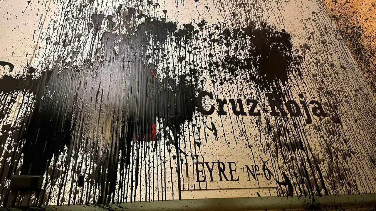 Pintadas en la fachada de Cruz Roja Pamplona