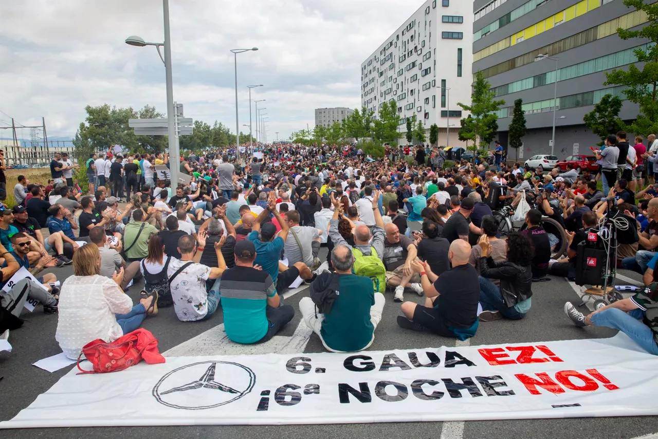 Trabajadores de Mercedes Benz Vitoria durante la protesta del miércoles. Foto: EFE