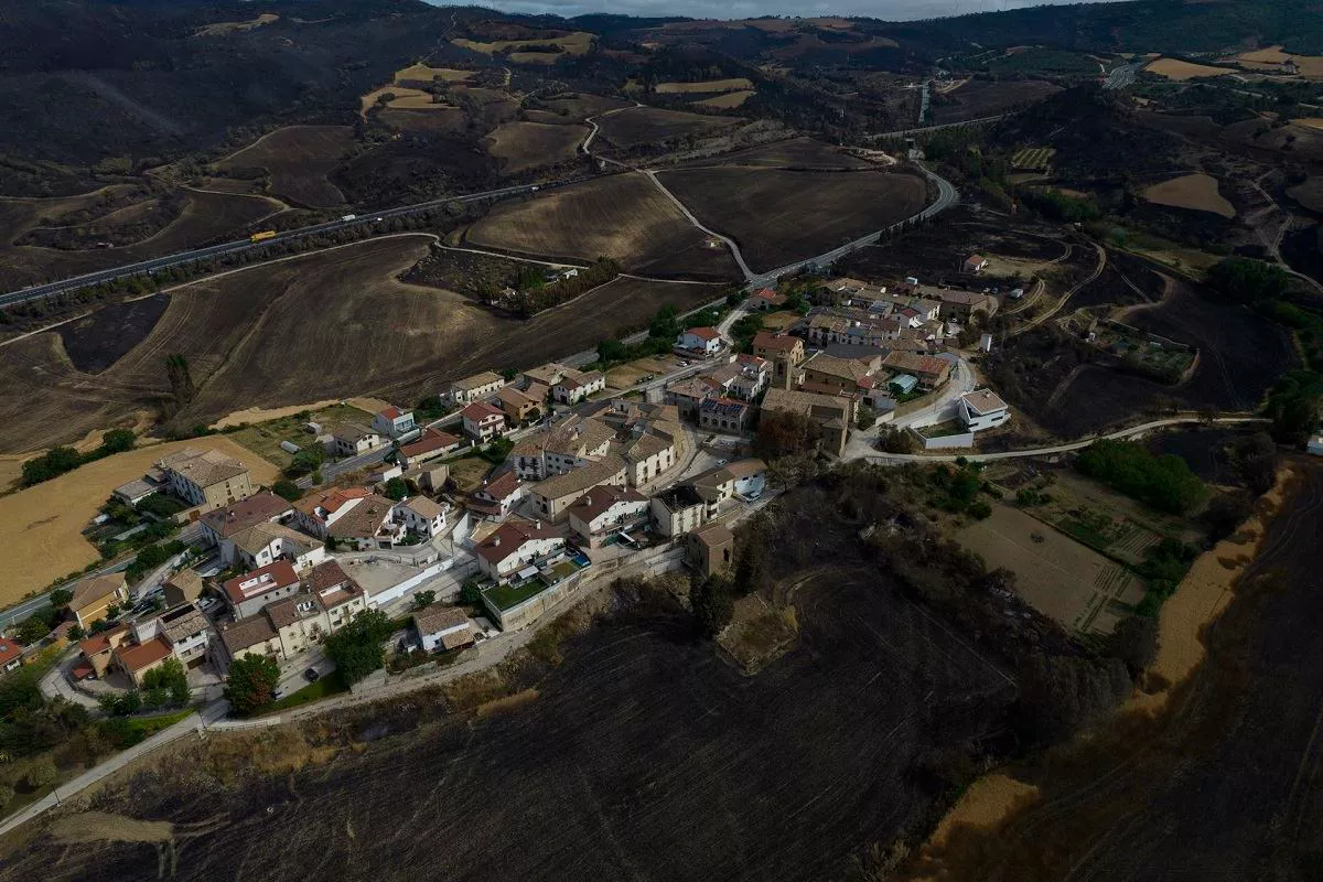 Imagen tomada desde un dron de la localidad navarra de Legarda rodeada de campos quemados