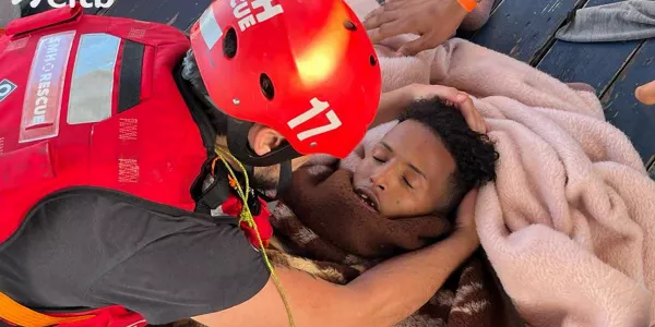 Miembros de la tripulación asisten a las personas rescatadas. Foto: EITB Media