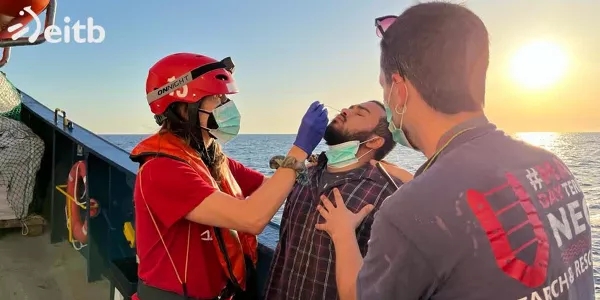 Miembros de la tripulación asisten a las personas rescatadas. Foto: EITB Media