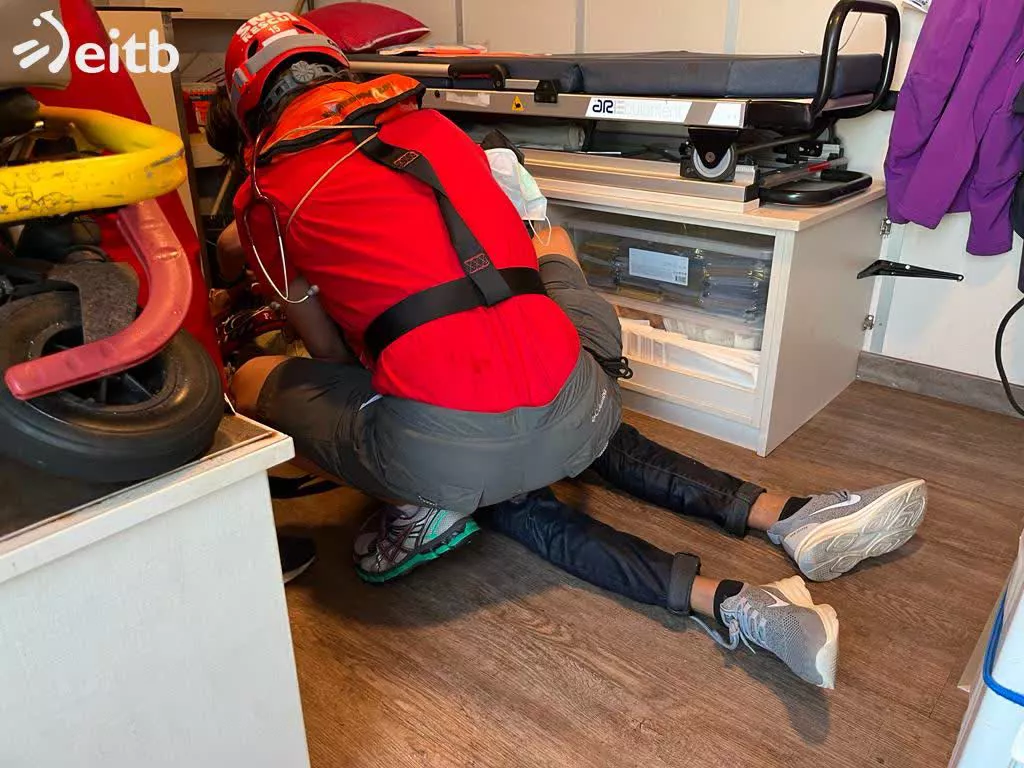 Miembros de la tripulación asisten a las personas rescatadas. Foto: EITB Media