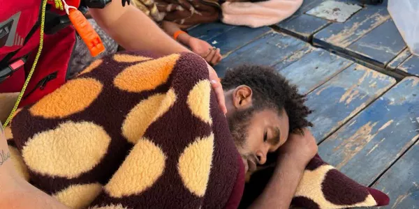 Dos migrantes descansan tras ser rescatados. Foto: EITB Media