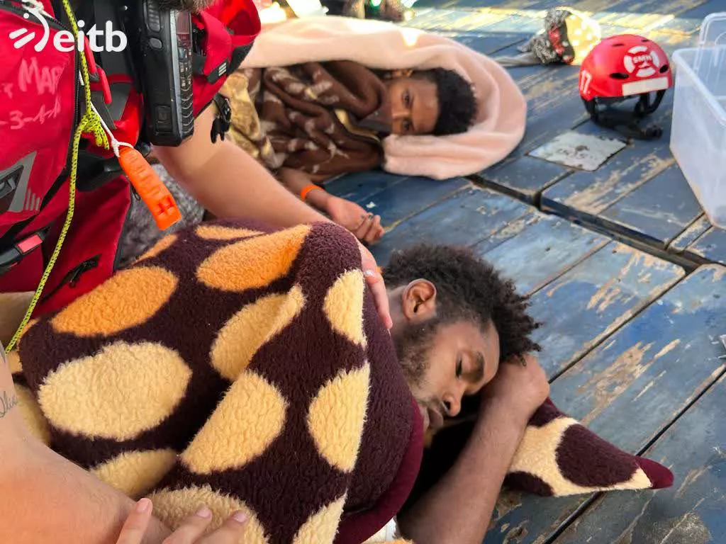 Dos migrantes descansan tras ser rescatados. Foto: EITB Media