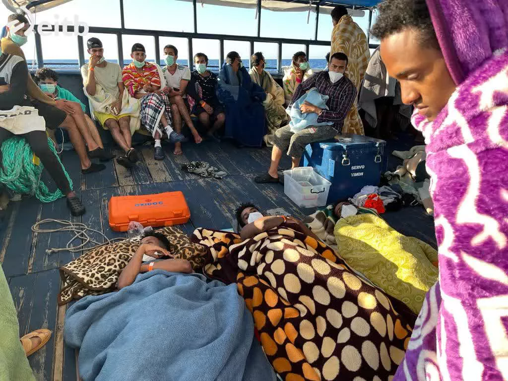 Migrantes descansan tras ser rescatados. Foto: EITB Media