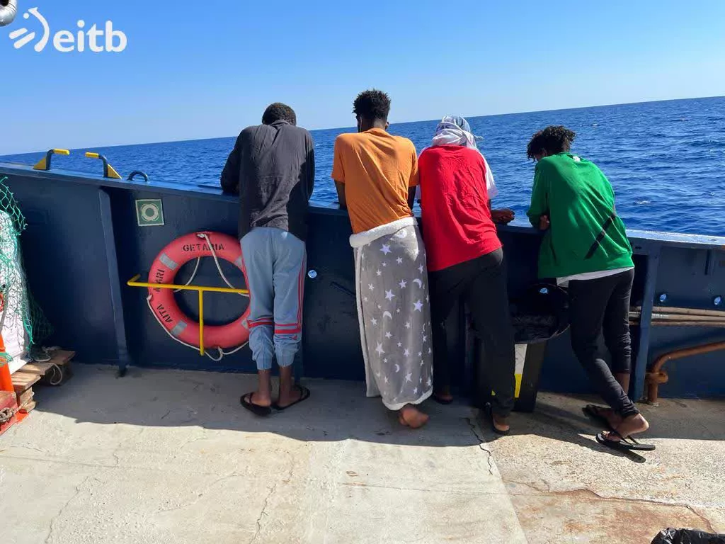 Hainbat pertsona migratzaile Aita Marin, 2022an, EITB Mediaren erreportaje berezian.