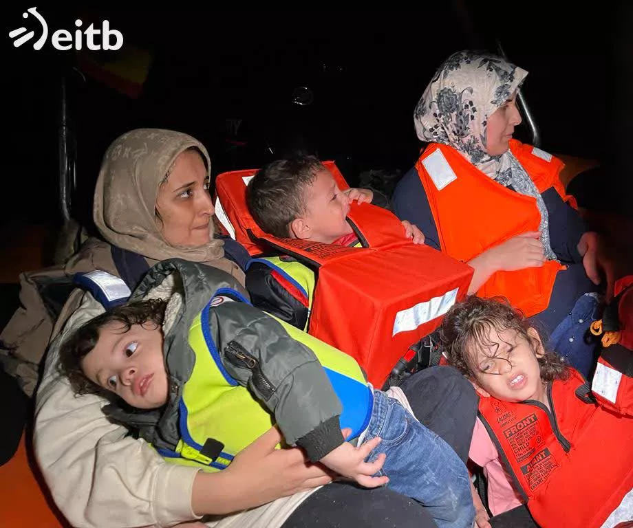 Migratzaileak atseden hartzen. Argazkia: EITB Media