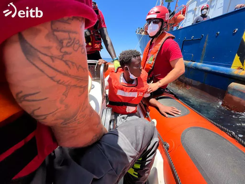 El Aita Mari, en pleno rescate. Foto: EITB Media