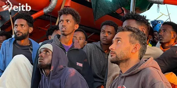 Migrantes tras ser rescatados. Foto: EITB Media