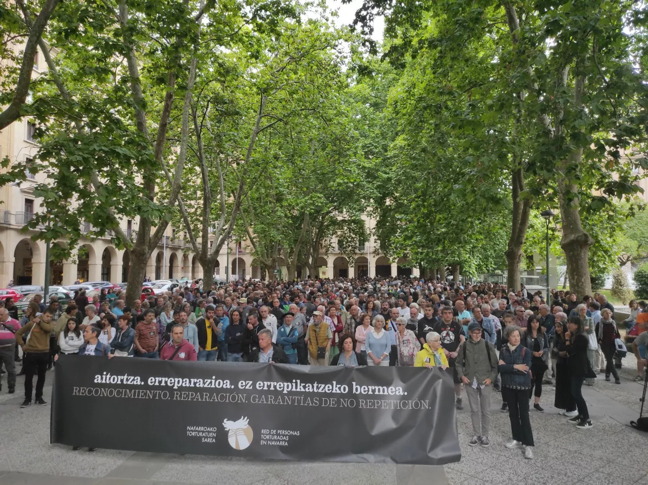 Multitud en la plaza de la Libertad. Foto: @Torturatuak