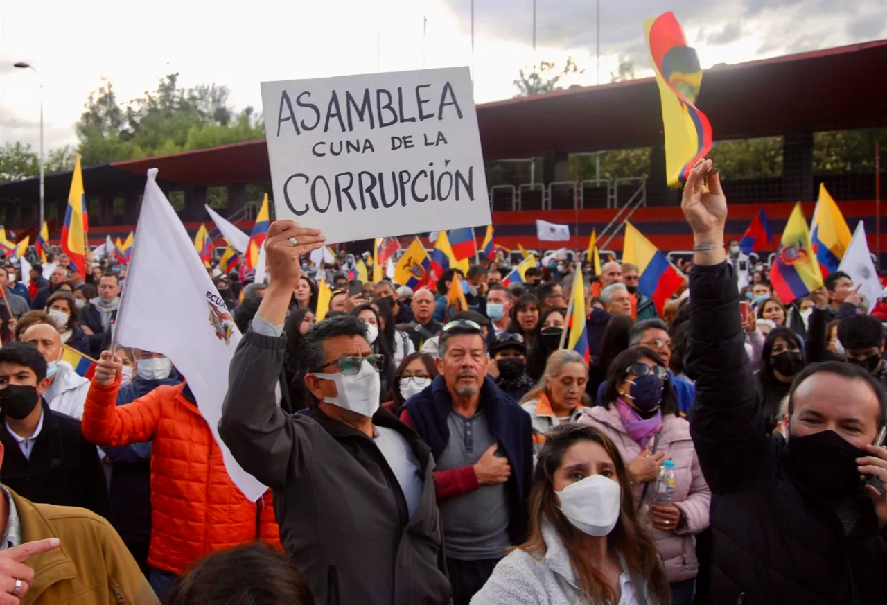 Manifestantes acomodades contra el líder indígena Iza. Foto: EFE