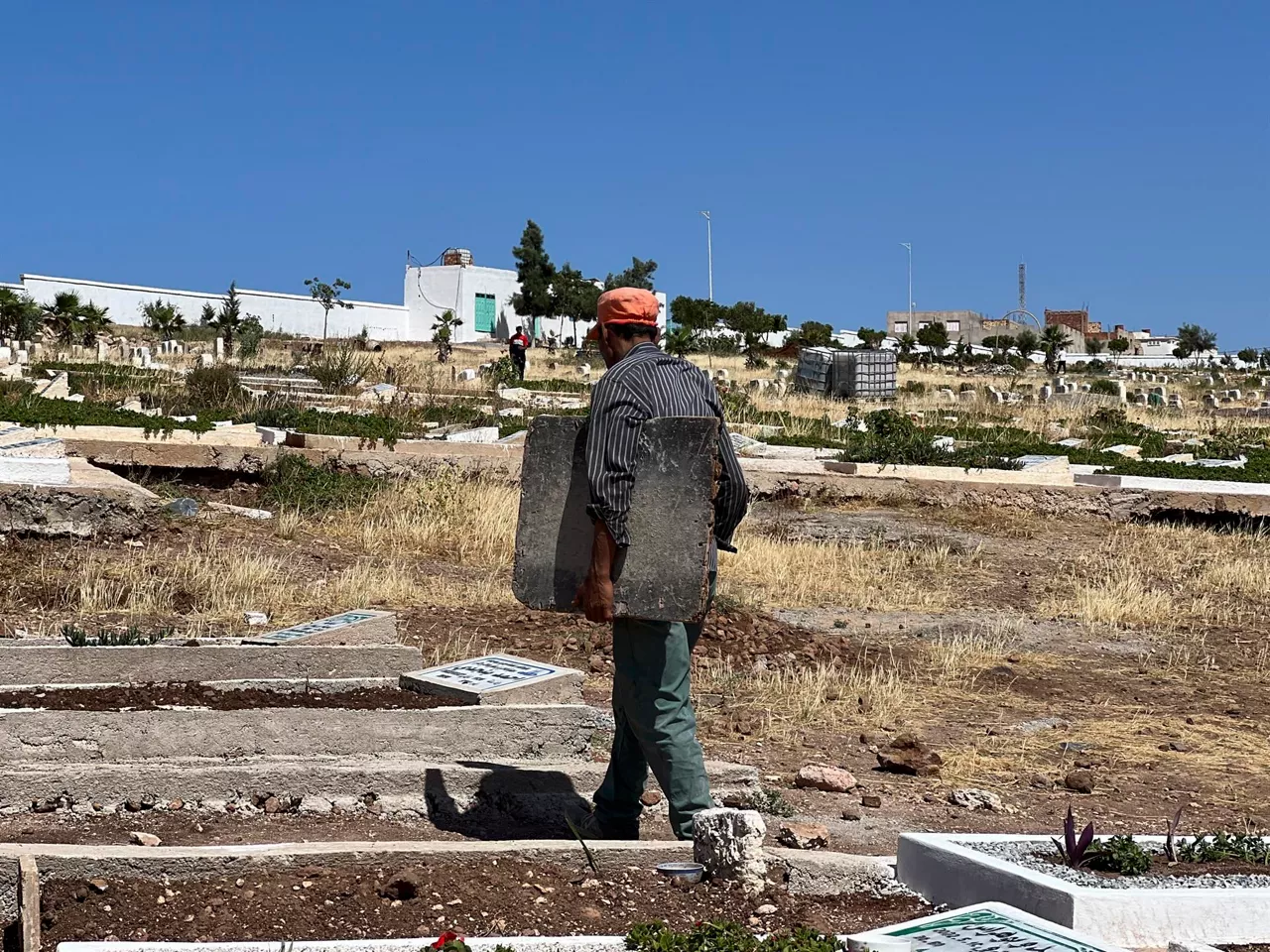 Operarios del cementerio de Sidi Salem, en Nador, preparan varias fosas. Foto: EFE