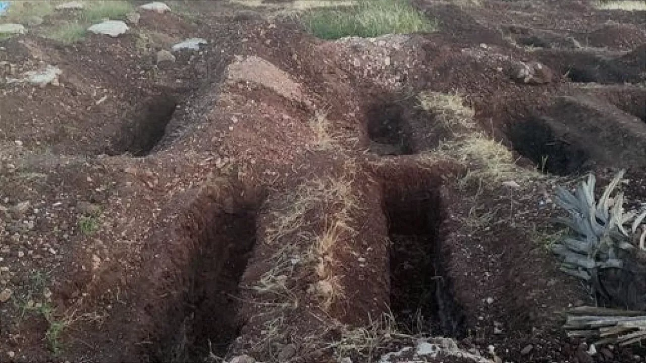 Nadorren prestatzen ari diren hilobiak. Agentzietako bideo batetik ateratako irudia.