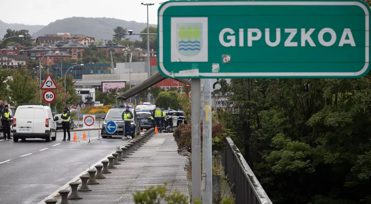 Control de la Policía Nacional en Irun. Foto: EFE
