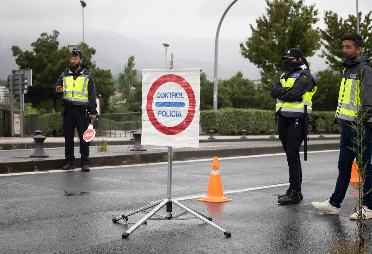 Control de la Policía Nacional en Irun. Foto: EFE
