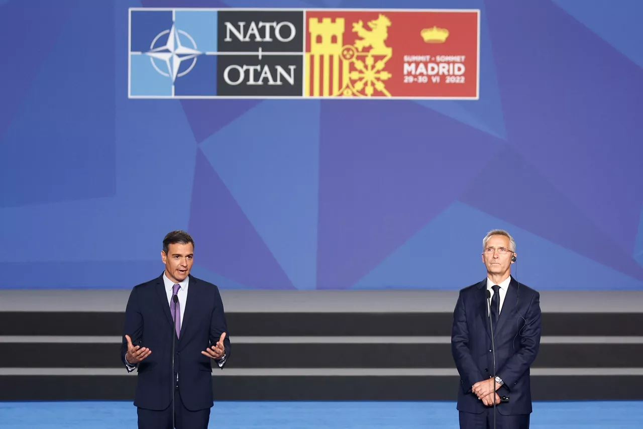 Sánchez y Stoltenberg, en rueda de prensa tras visitar las instalaciones del recinto IFEMA.