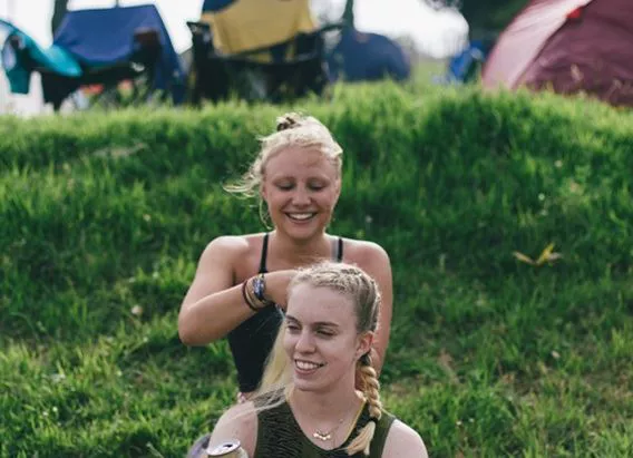 Dos jóvenes, en el camping del Bilbao BBK Live