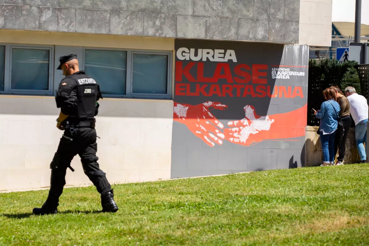 Un agente de la Ertzaintza en Legutio (Álava). Foto: EFE