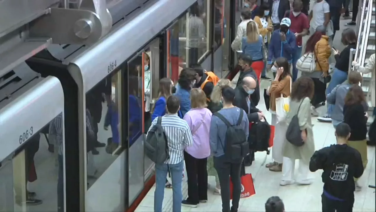 Gente esperando el metro. Foto: EITB MEDIA.