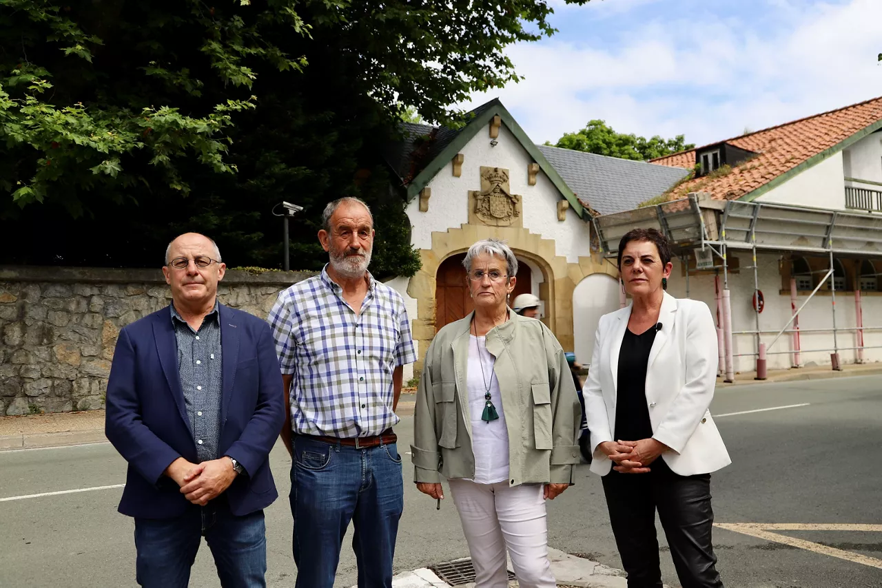 Mertxe Aizpurua, Juan Karlos Izagirre y los hermanos de Lasa y Zabala ante el palacio de La Cumbre.