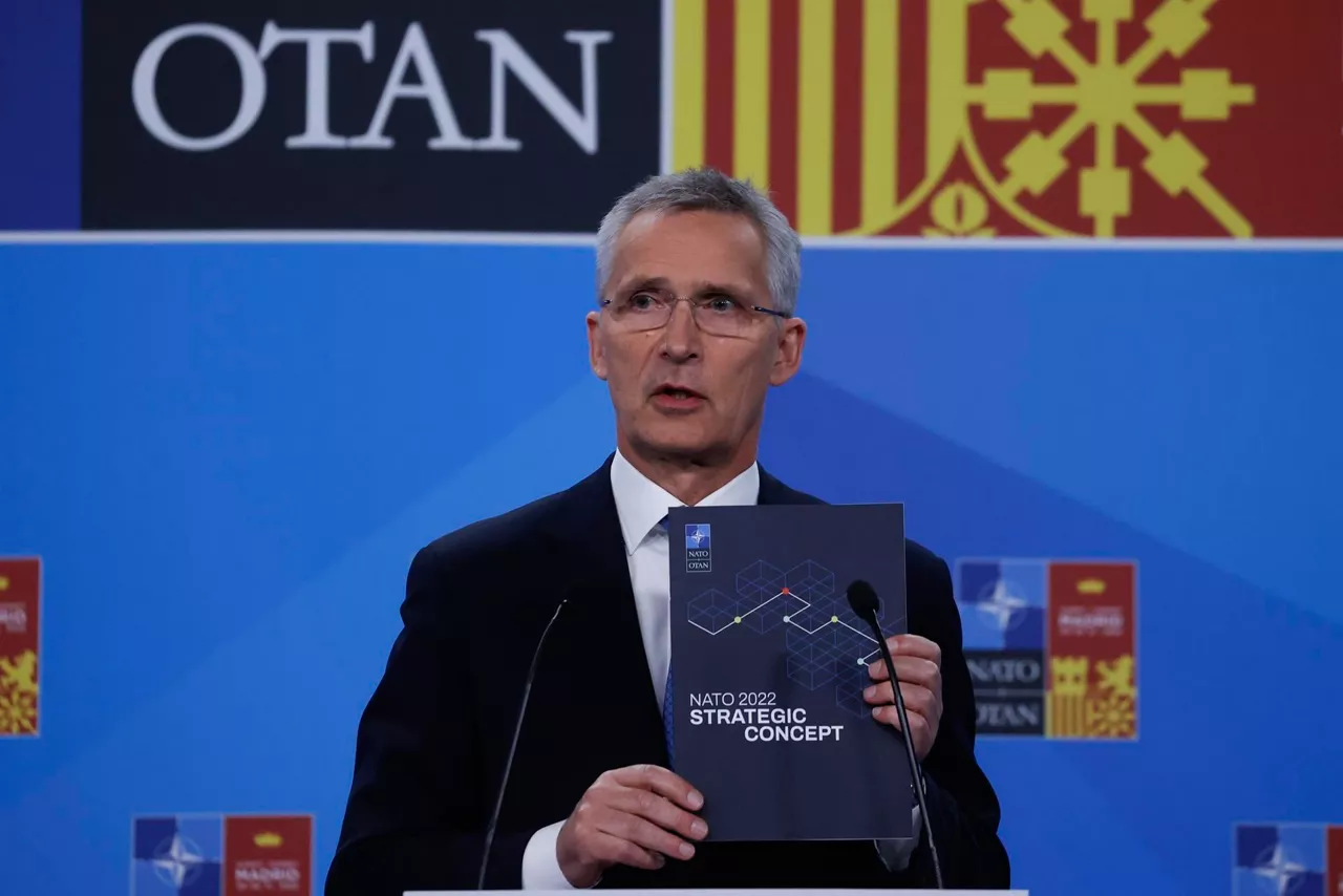 El secretario general de la OTAN, Jens Stoltenberg, con el documento acordado hoy. Foto: EFE