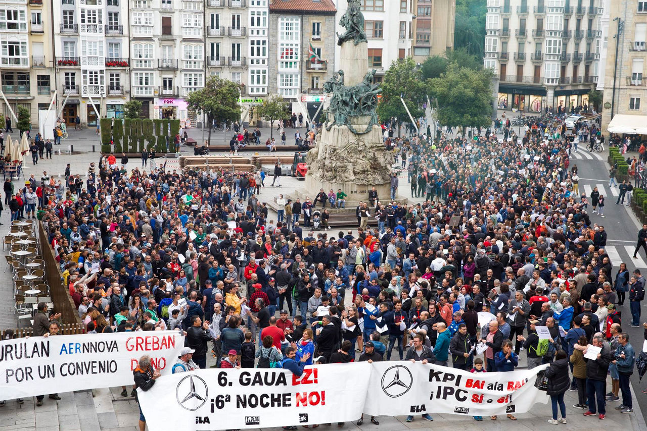 La movilización en la plaza de la Virgen Blanca de Vitoria-Gasteiz. Foto: EFE