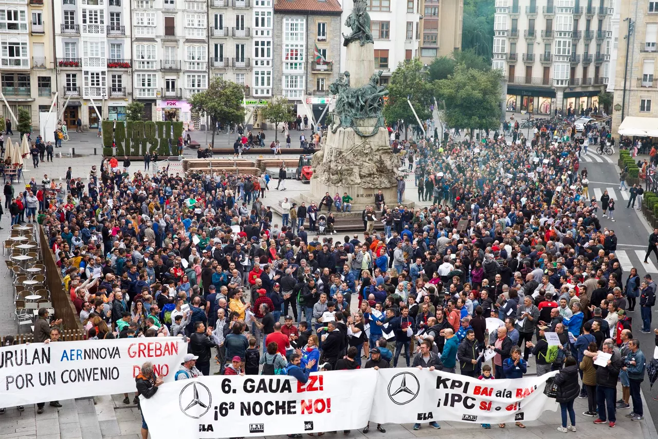 La movilización en la plaza de la Virgen Blanca de Vitoria-Gasteiz. Foto: EFE
