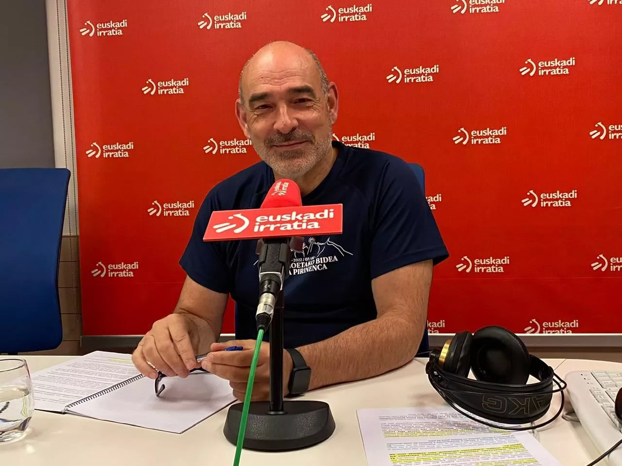 Josu Etxaburu, en el estudio de Euskadi Irratia