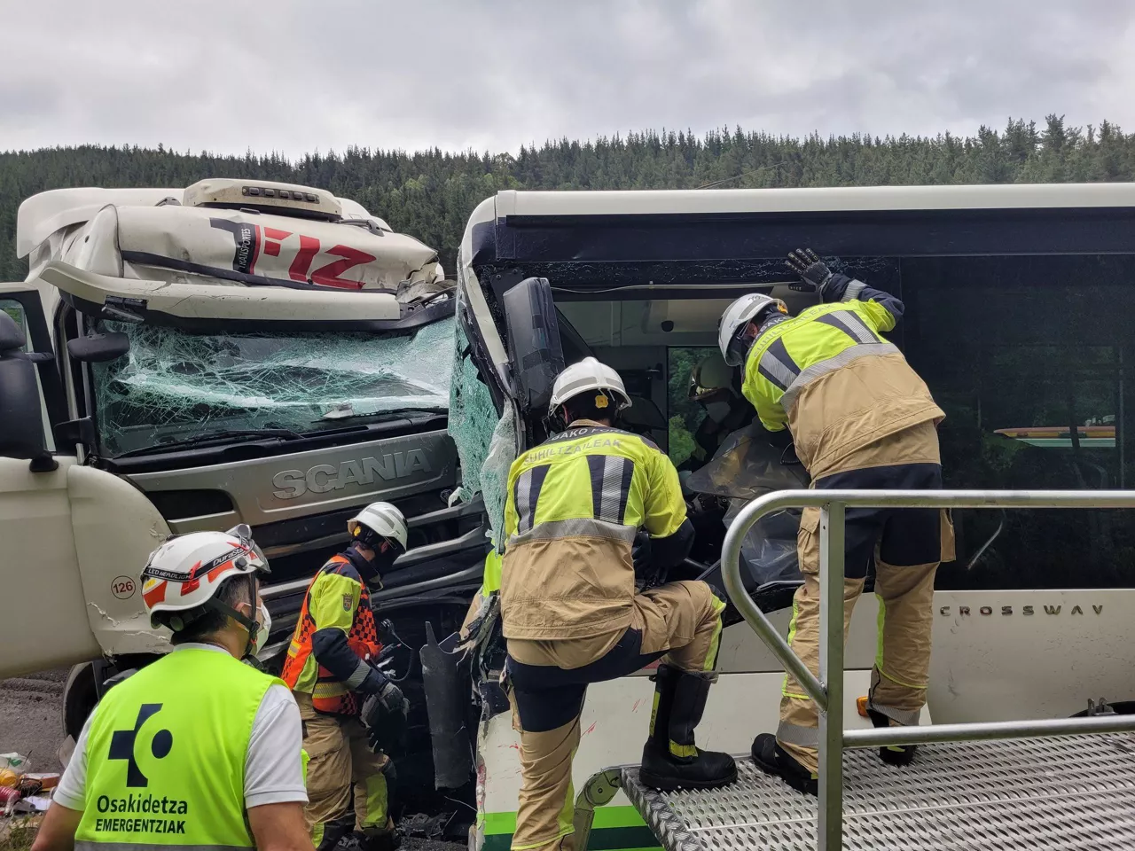 Los bomberos trabajan en el lugar del accidente. Foto: Bomberos de Araba